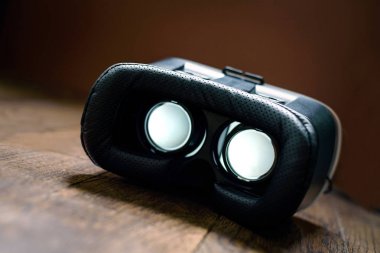 Sanal gerçeklik gözlük ile smartphone, koyu arka plan üzerinde. VR gadget kavramı.