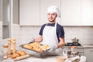 Baker gösteren kruvasan