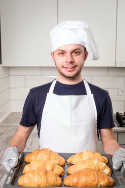 Baker gösteren kruvasan