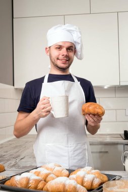 Baker tutun bir fincan ve