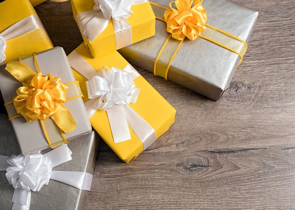 Pile of yellow and grey Christmas gifts — Stock Photo, Image