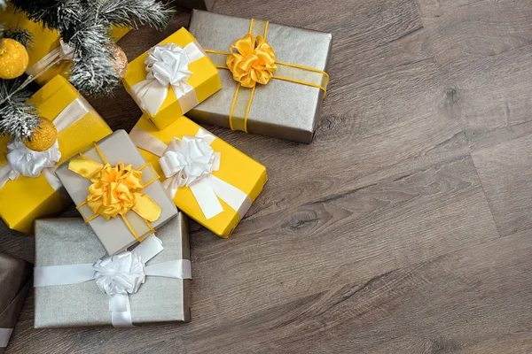 Σωρός από κίτρινο και γκρι χριστουγεννιάτικα δώρα — Φωτογραφία Αρχείου
