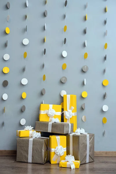 Pila de regalos de Navidad amarillos y grises —  Fotos de Stock