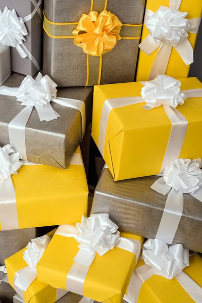 Pile of yellow and grey Christmas gifts — Stock Photo, Image