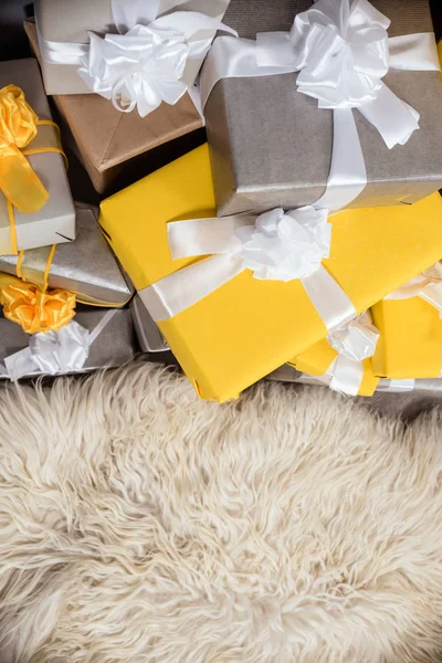 Ομαδικό Χριστούγεννα κίτρινο και γκρι κουτί δώρα — Φωτογραφία Αρχείου