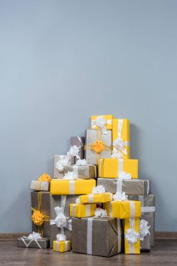 Sarı ve gri Noel hediyeleri yığını