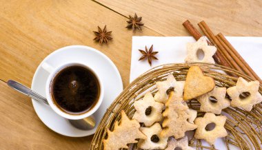 Noel kurabiyeli bir fincan kahve.