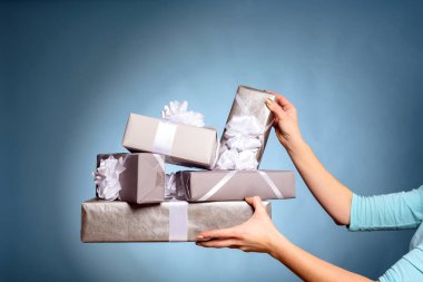 Noel için hediye olarak hediye kutusu ile holding eller