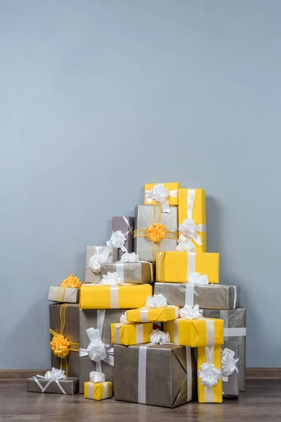 Σωρός από κίτρινο και γκρι χριστουγεννιάτικα δώρα — Φωτογραφία Αρχείου