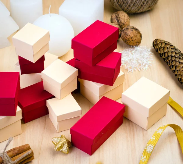 Rood en beige kleine geschenkverpakking — Stockfoto