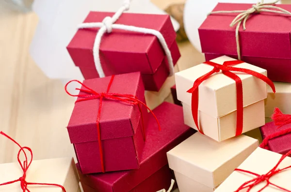 Pila di scatola regalo rossa e beige — Foto Stock