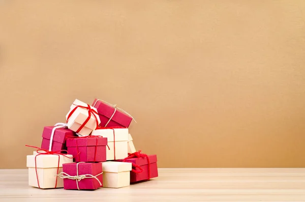 Montón de caja de regalo roja y beige —  Fotos de Stock