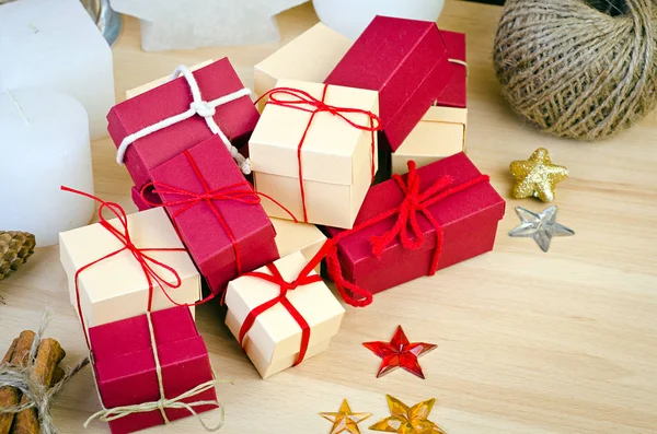 Caja de regalo roja y beige — Foto de Stock