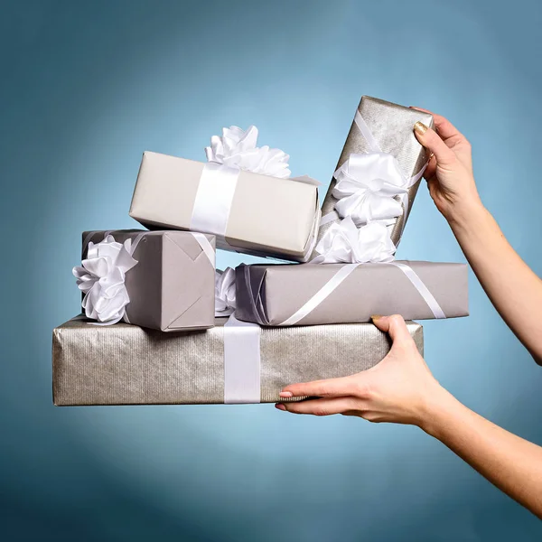Manos sosteniendo caja de regalo con como regalo para Navidad —  Fotos de Stock