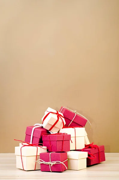 Pila di scatola regalo rossa e beige — Foto Stock