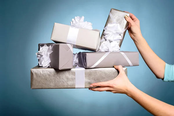 Χέρια που κρατούν δώρο κουτί με ως δώρο για τα Χριστούγεννα — Φωτογραφία Αρχείου