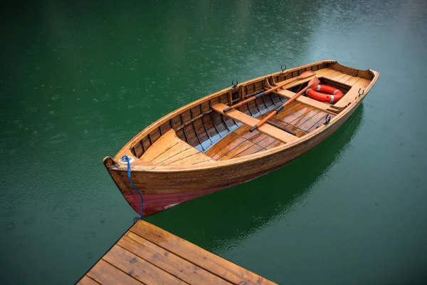 Jezero s čluny mountain — Stock fotografie