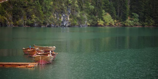 Jezero s čluny mountain — Stock fotografie