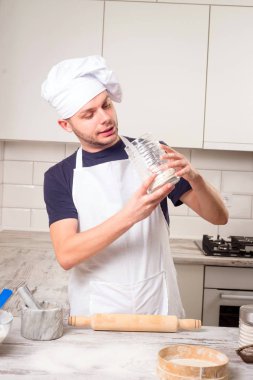 gülümseyen bir şef portresi