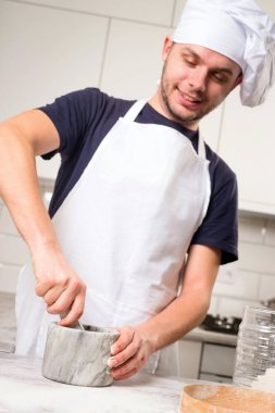 Şef bir harç ile pişirmek