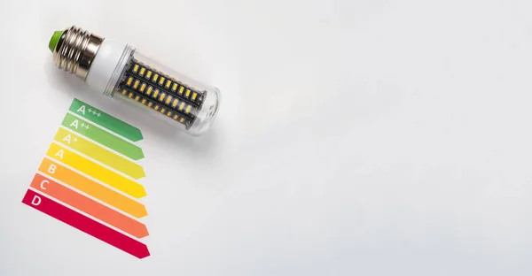 Energie-efficiëntie concept met energie beoordeling grafiek en Led-lamp — Stockfoto