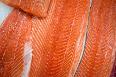 Buzlu taze somon filetosu.