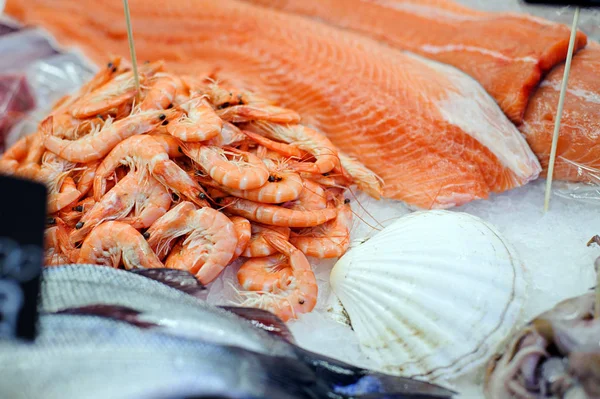 鲜生鱼片海鲜鲑鱼虾 — 图库照片