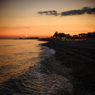 Denizin üzerinde gün batımı