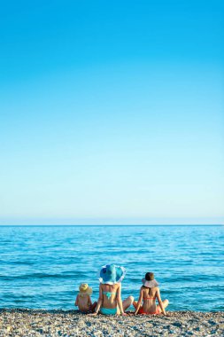 Anne ve kızı kumsalda zaman zevk