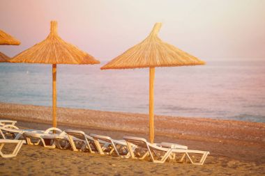 Sahilde saman bir şemsiye.