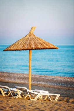 Sahilde saman bir şemsiye.