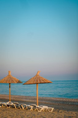 Sahilde saman bir şemsiye.