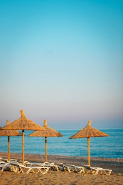 Sahilde saman bir şemsiye.