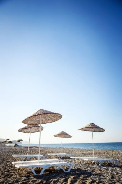 Sahilde saman bir şemsiye.