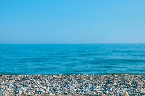 Kamienistej plaży i błękitne niebo — Zdjęcie stockowe