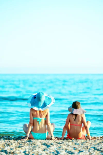 Moeder en dochter genietend van tijd op strand — Stockfoto