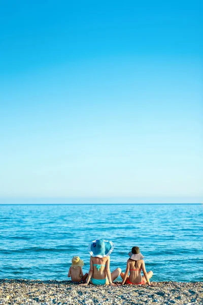Moeder en dochter genietend van tijd op strand — Stockfoto