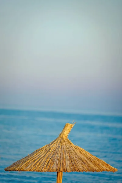 Een stro paraplu op een strand — Stockfoto