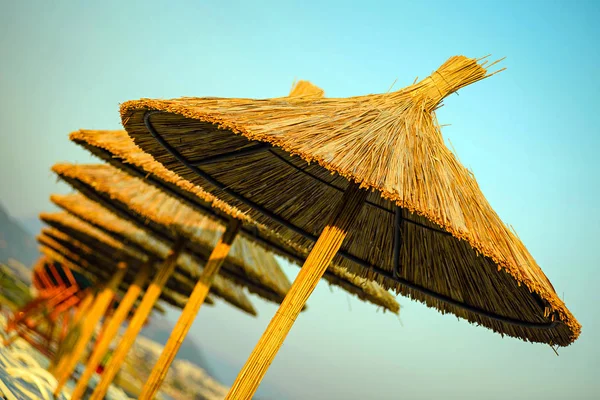 Een stro paraplu op een strand — Stockfoto