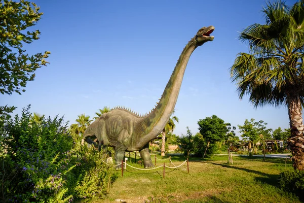 Dinosaurie i djungeln bakgrunden. — Stockfoto