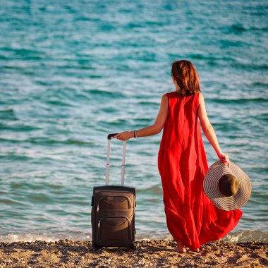 bavul deniz Kırmızı elbiseli kadın