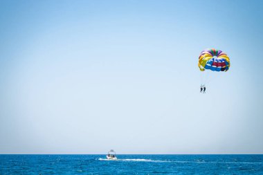 Denizde parasailing