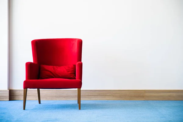 Κόκκινη καρέκλα σε λευκό εσωτερικό — Φωτογραφία Αρχείου