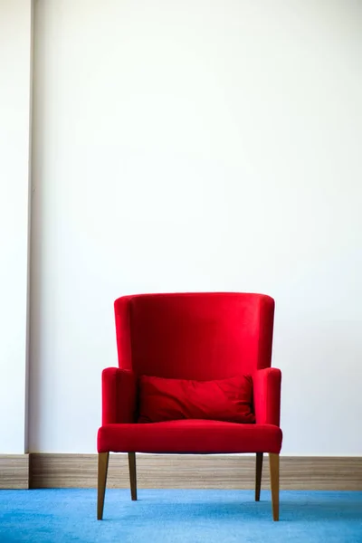 Červené křeslo v bílý interiér — Stock fotografie