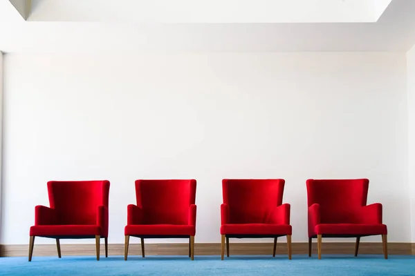 Chaise rouge à l'intérieur blanc — Photo