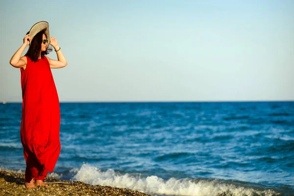 Bela menina sexy em um vestido vermelho — Fotografia de Stock