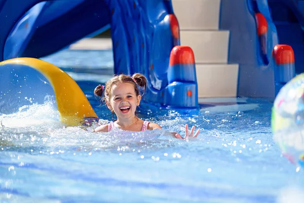 Menina deslizando na piscina — Fotografia de Stock