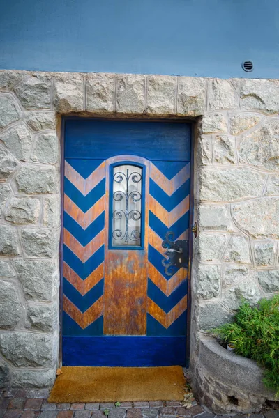 Stare drzwi niebieski ZAMKNIĘTA — Zdjęcie stockowe