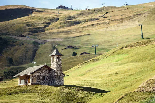 Kościół w Dolomitach — Zdjęcie stockowe