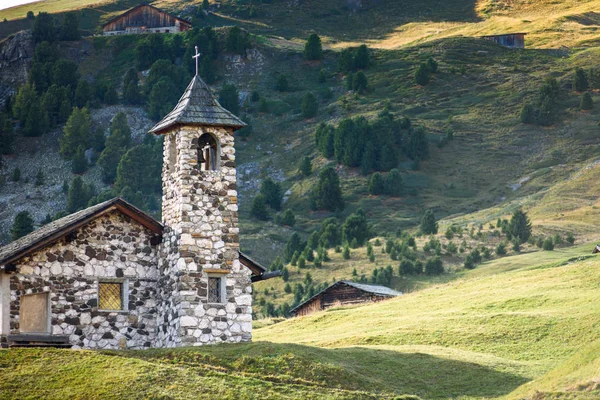 Kościół w Dolomitach — Zdjęcie stockowe